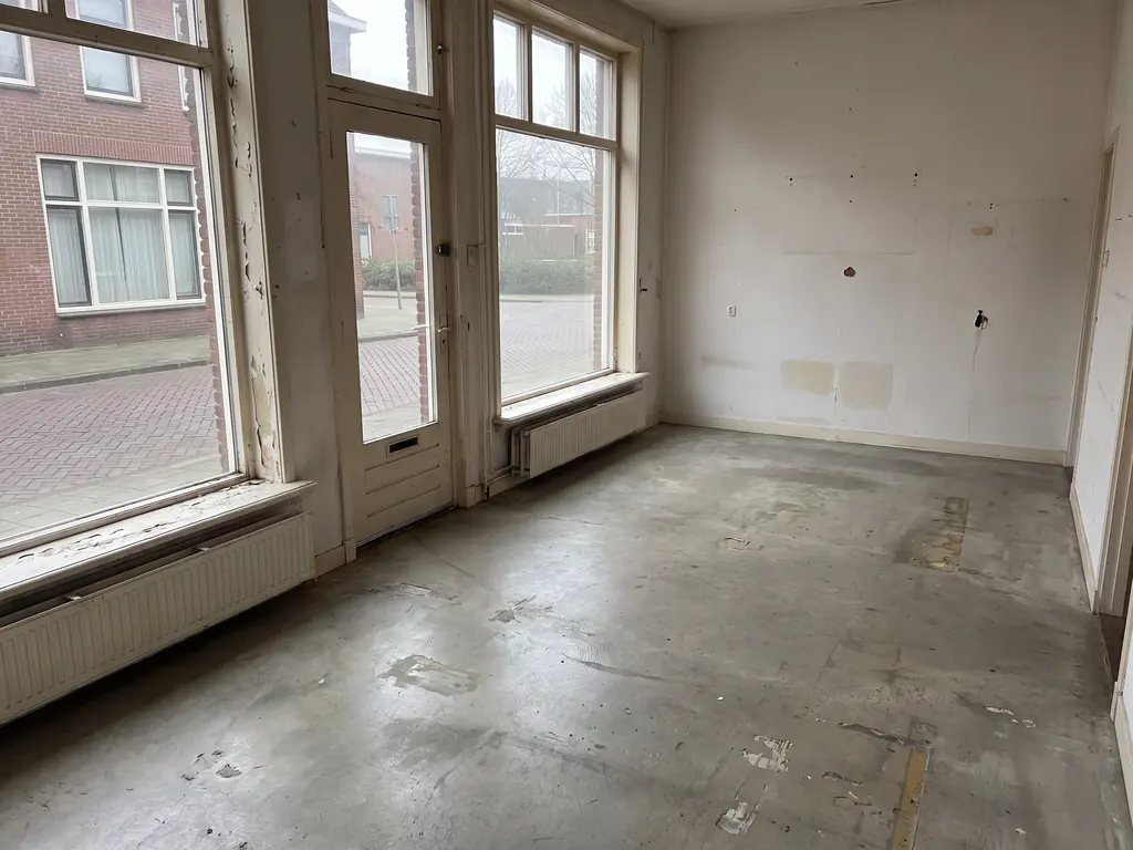 Dezelfde bedrijfsruimte volledig leeg en bezemschoon, klaar voor de volgende huurder