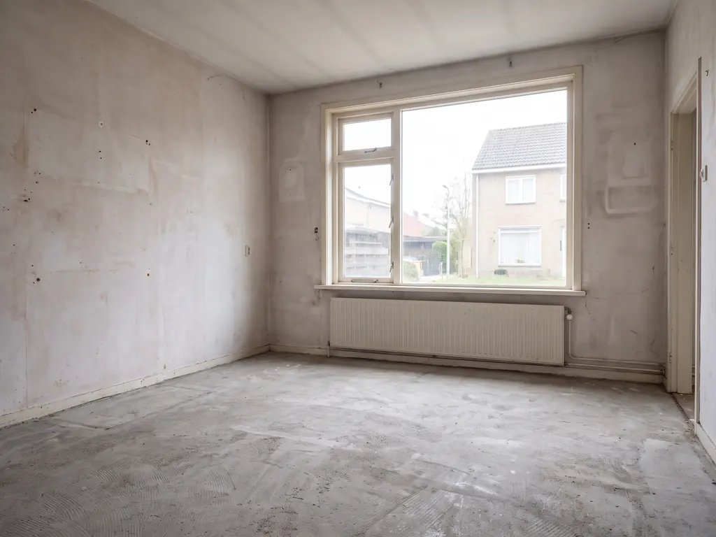 Dezelfde woonkamer leeg en bezemschoon opgeleverd, klaar voor fotografie en bezichtiging